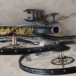 Carbon Fiber racing bike frame and wheels "COMMENCAL"