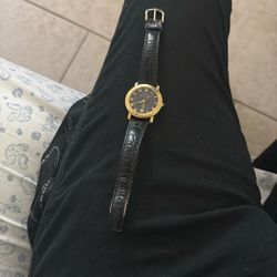 Oscar de la Renta Gold-Tone Quartz Watch – Black Dial & Leather Strap 