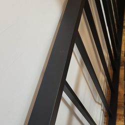 Twin XL sturdy bed frame pick up at 112st