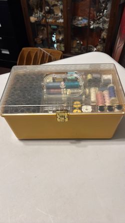 Vintage sewing box w thread, bobbins, plastic spool thread