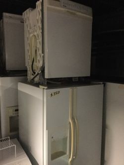 White side by side ge refrigerator/ 90 day warranty