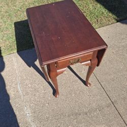 Vintage Bassett END TABLE (CLEARLAKE AREA)