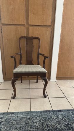 SILLA  DE. MADERA  $50.00