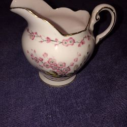 VINTAGE “APRIL BEAUTY” TUSCAN FINE ENGLISH BONE CHINA” MADE IN ENGLAND PITCHER/JUG