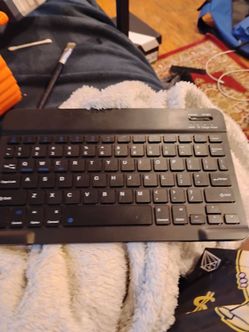 Wireless bluetooth keyboard rechargeable