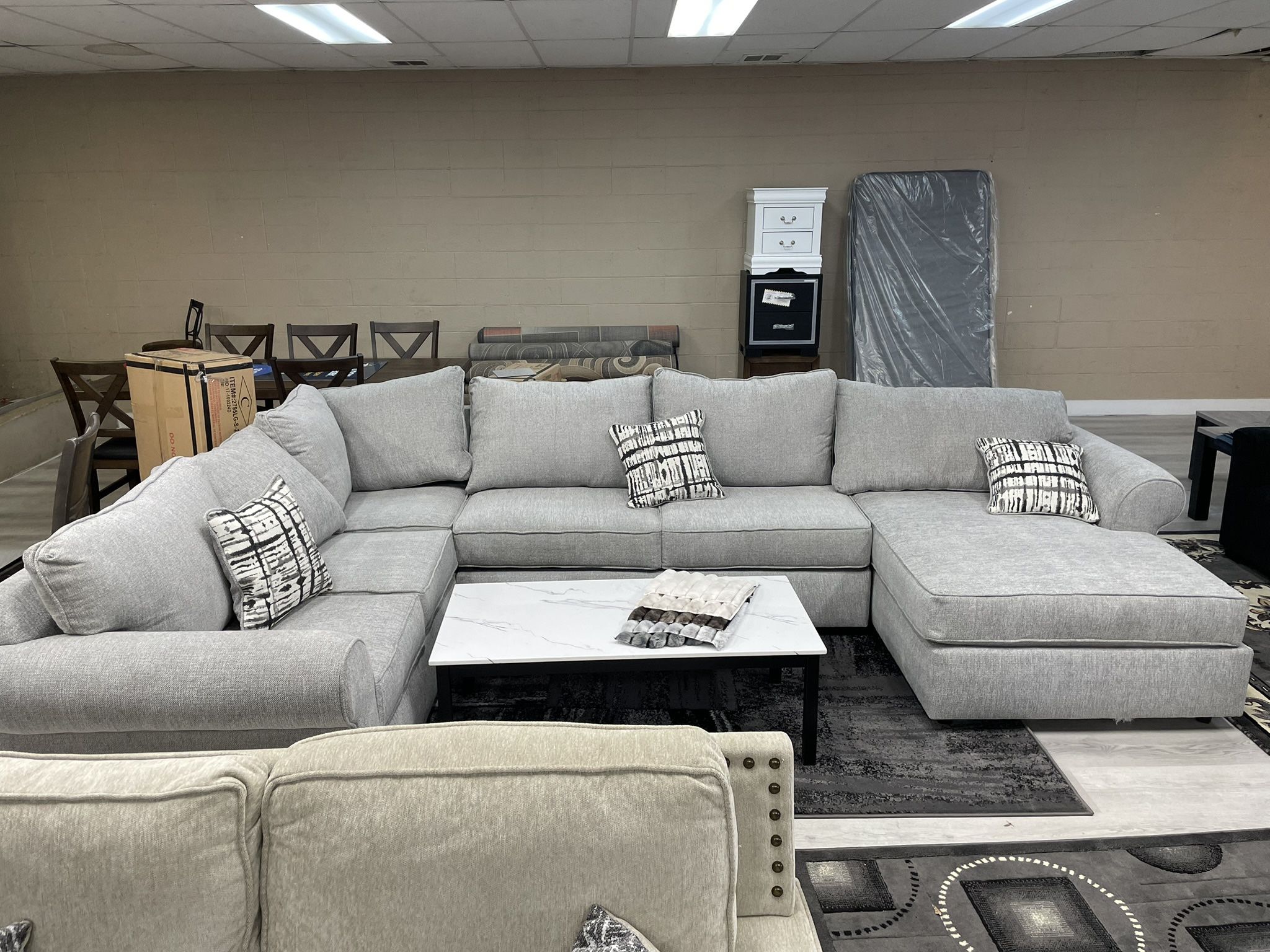 LIGHT GRAY U -SHAPE SECTIONAL