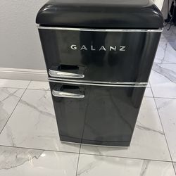 Great Working Galanz 3.1 cu ft Retro Mini Fridge In Super Great Condition