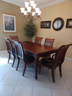 Like-New Solid Wood 8-Piece Dining Room Set – Table, 6 Chairs & Extension Leaf
