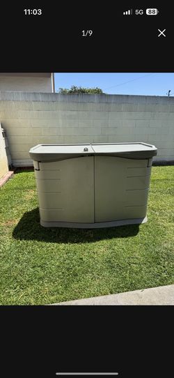 Rubbermaid horizontal Resin outdoor storage shed brown beige, great condition.$150