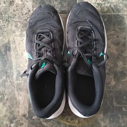 Nike Black & Teal Running Sneakers – Lightweight Athletic Shoes