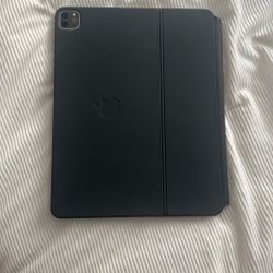 iPad Pro 12.9 (4th Gen) with Apple Magic Keyboard 