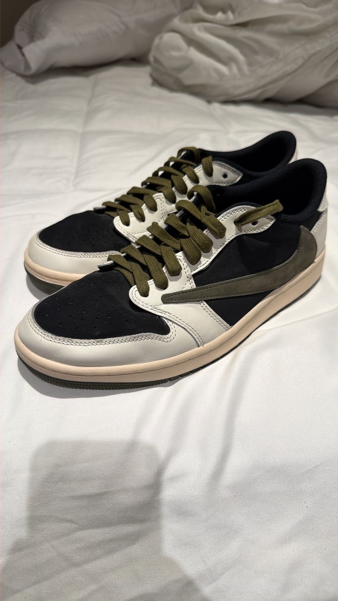 Jordan 1 Retro Low Travis Scott Olives SIGNED BY TRAVIS SCOTT  main image 1