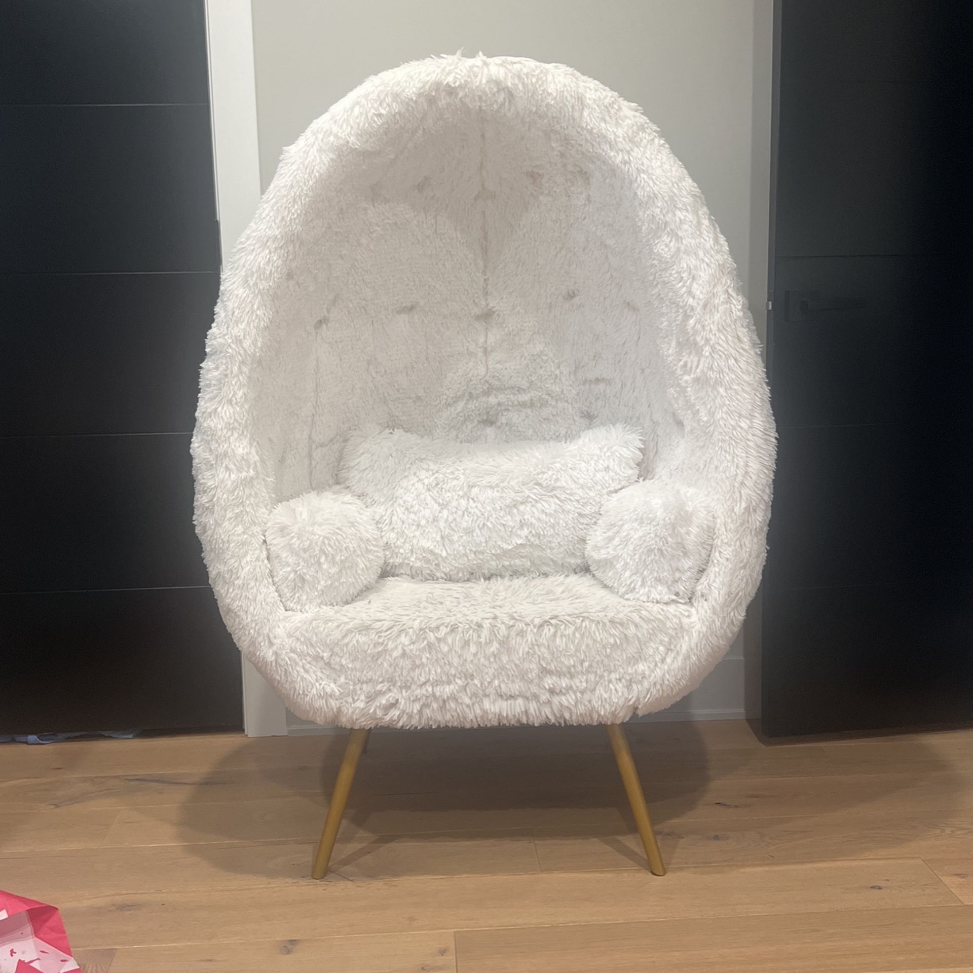 Fluffy White Egg Chair