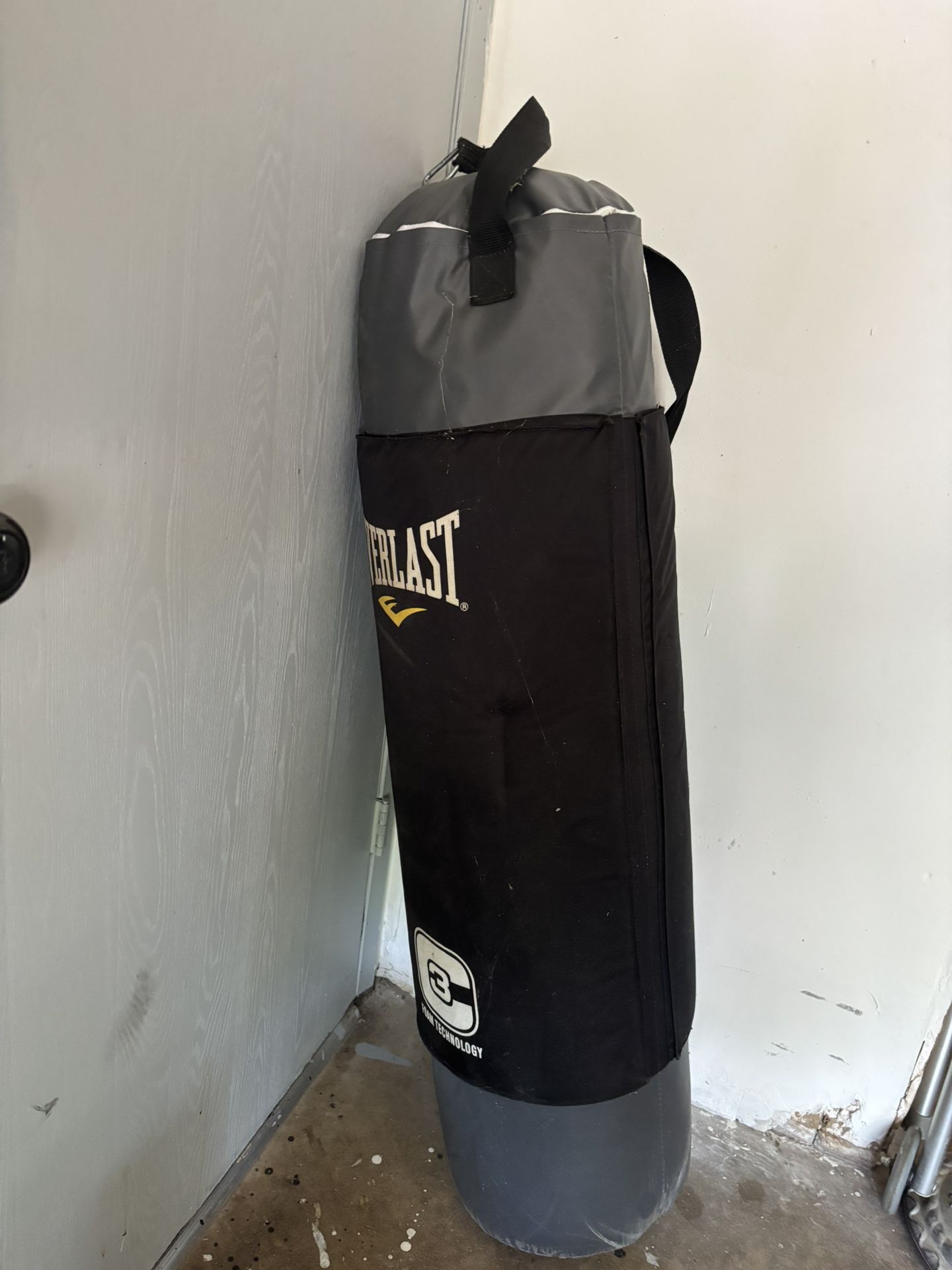 Everlast PUNCHING BAG 100lb