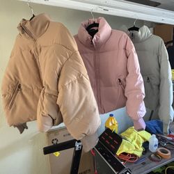 🧥 Stylish Women’s Puffer Jackets – Mint Green, Light Pink & Light Brown!