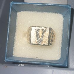 V Initial 10k Ring 