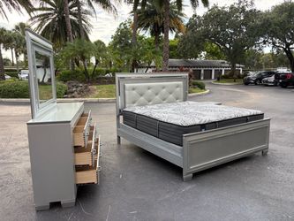 Beautiful Bedroom Set king Size Solid Wood Silver Color In Great Condition by Malaysia Furniture