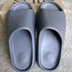 Size 12 grey Yeezy slides (No Box)