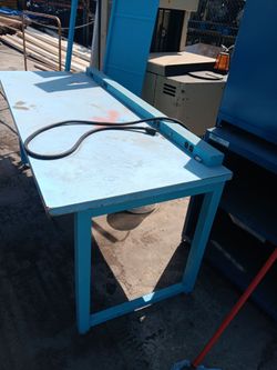 Mesas para assembly with outlets