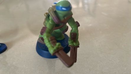 TMNT Leonardo Action Figure with Base