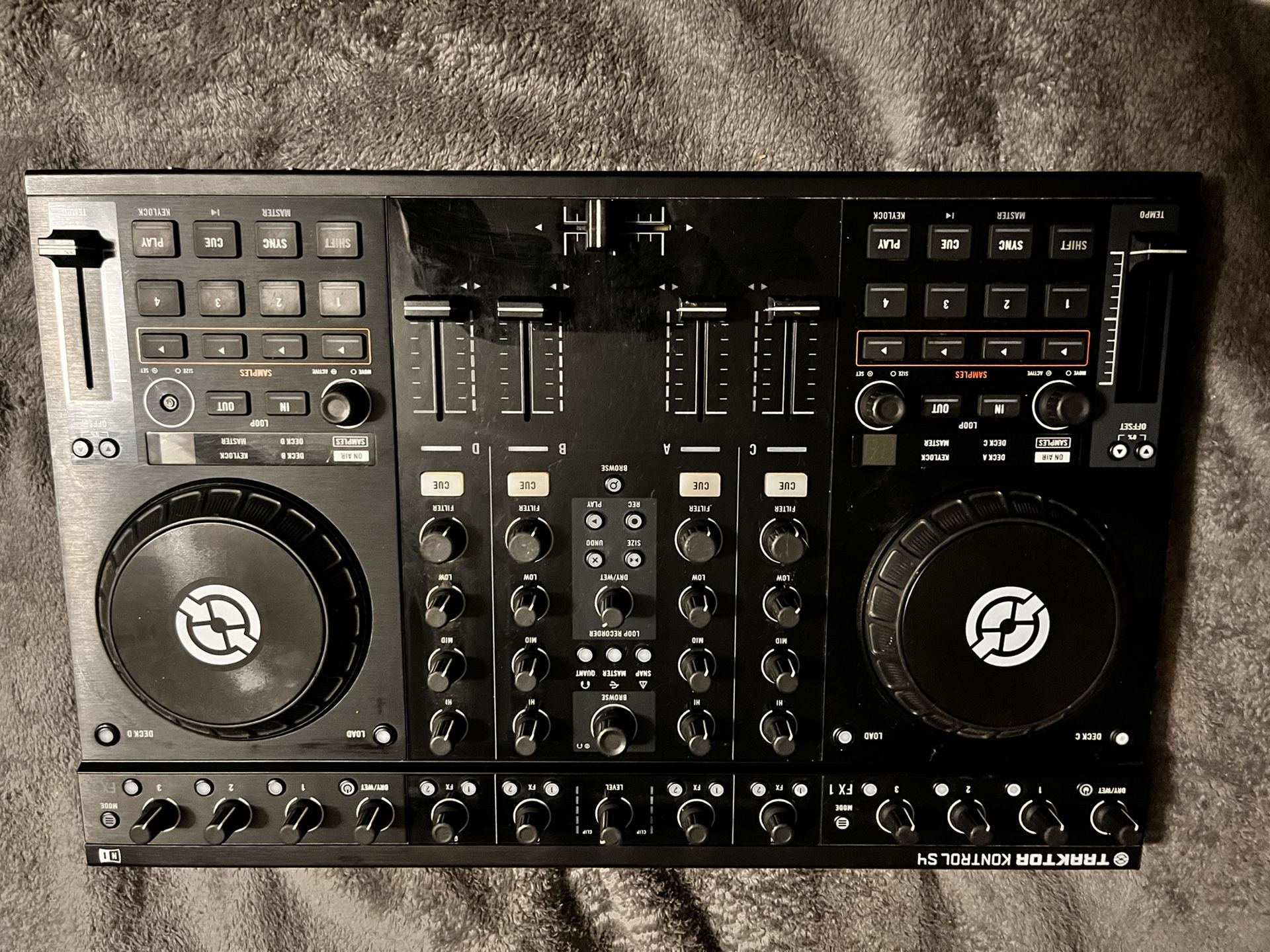 Native Instruments Traktor Kontrol S4 DJ System 