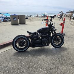 2019 Triumph Bobber black