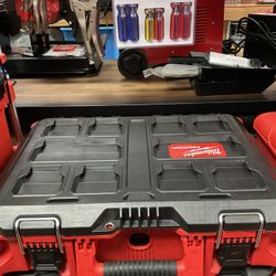 Milwaukee PACKOUT 22 in. Medium Red Tool Box