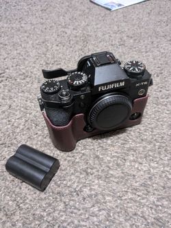 Fujifilm X-T5 40.2MP Mirrorless X Mount Camera - Black BUNDLE (Batt, Thumb Grip, Case)