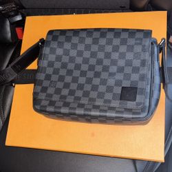 LOUIS VUITTON DISTRICT PM BAG