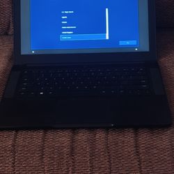 RAZER BLADE RZ09-

01953E71 LAPTOP 17-7700HQ 2.80GHz 16GB RAM 256GB SSD