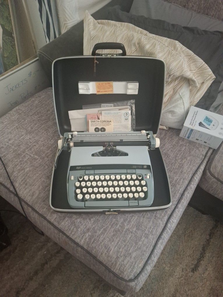 Smith-Corona Galaxie Twelve XII 