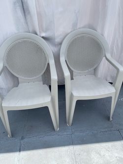 2 Grosfillex Resin / Plastic Outdoor Chairs in Good Condition $30 Both Firm on Price