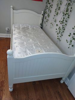 Twin size bed and mattres