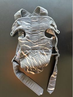 BabyBjörn Baby Carrier Mini – Excellent Condition – Zebra/Gray Print