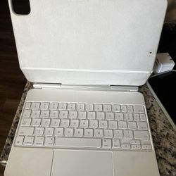 10th Generation iPad Cover With Keyboard 