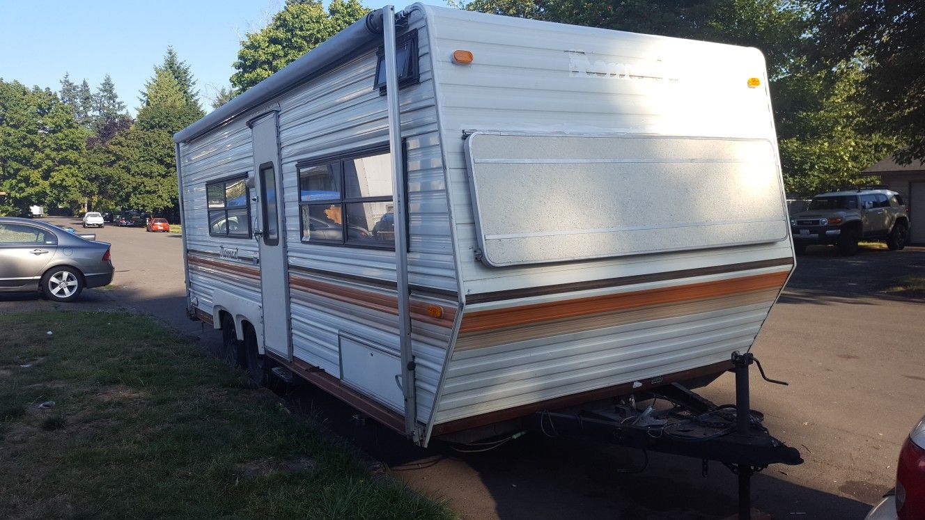 1983 25ft Nomad camper trailer