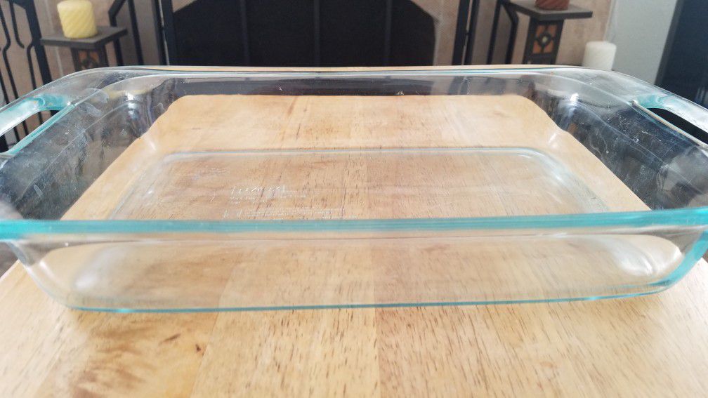 4 Pyrex 13x9x2 glass bakeware sold as a group