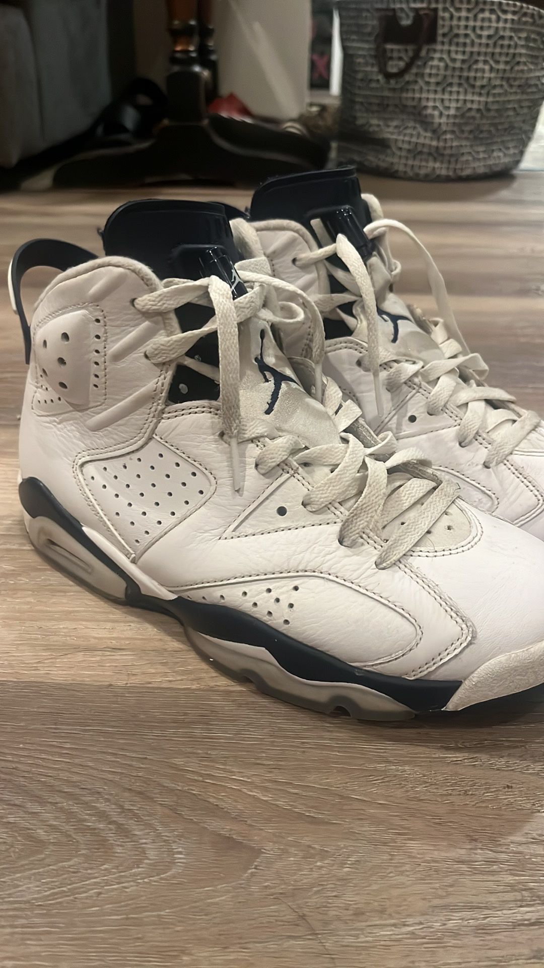 Jordan Retro 6… White/navy Blue Size 7.5