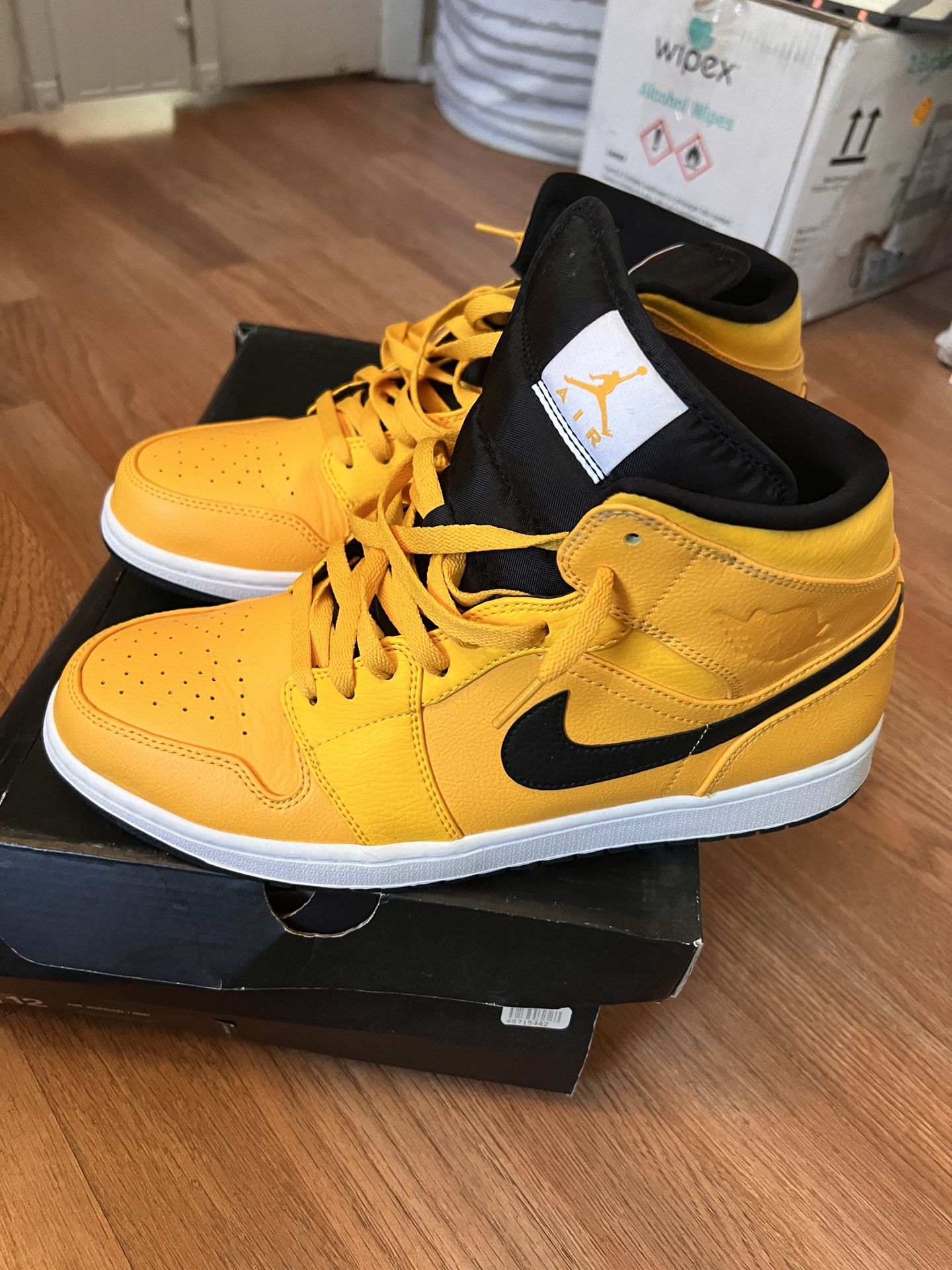 JORDAN RETRO 1 ‘ University Gold ‘