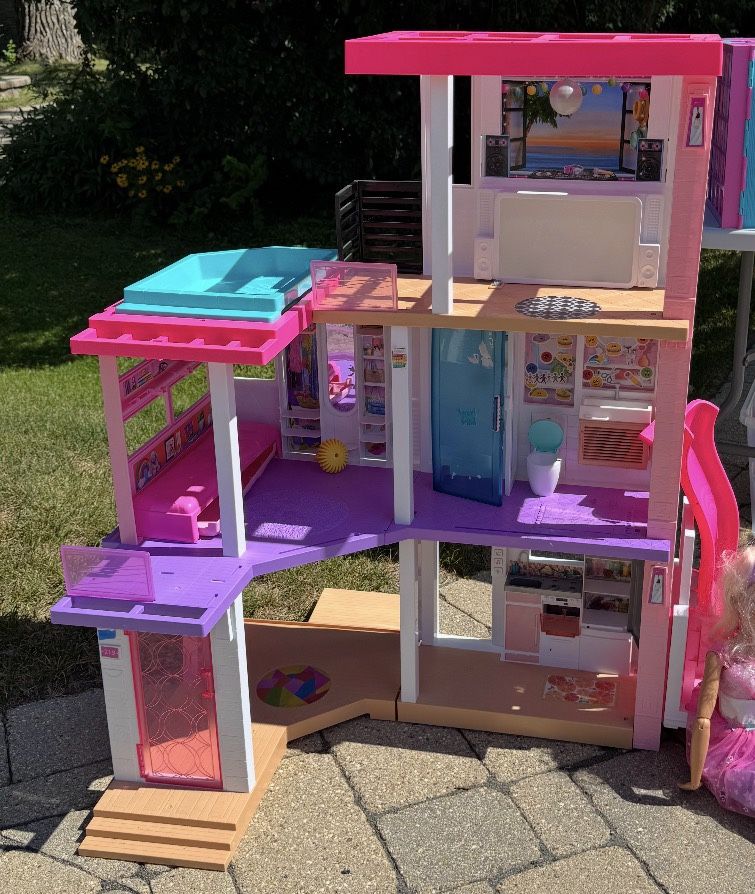 Barbie Dreamhouse With Pool 