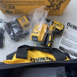 NEW DeWalt 20V MAX ATOMIC 20 V 1/4 in. Cordless Brushless Impact Drill Kit (Bag, Battery & Charger)