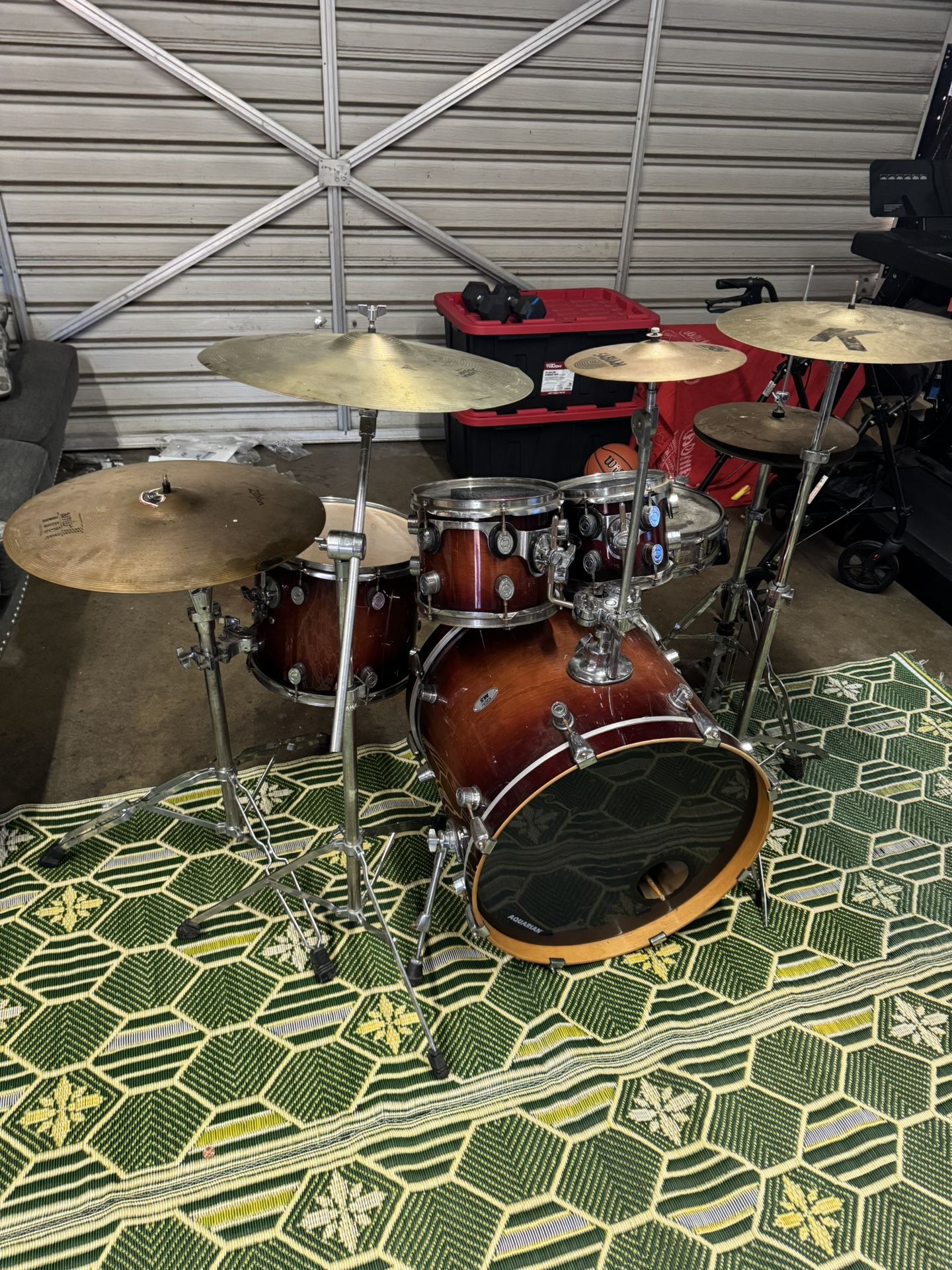 Complete Drum Set With Cymbals And Hardware 