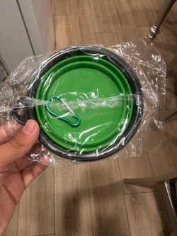 Collapsible pet bowl green and black with carabiner