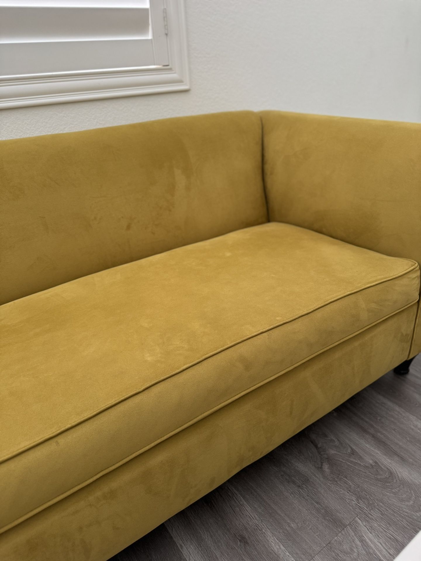 Sofa / Frances Settee