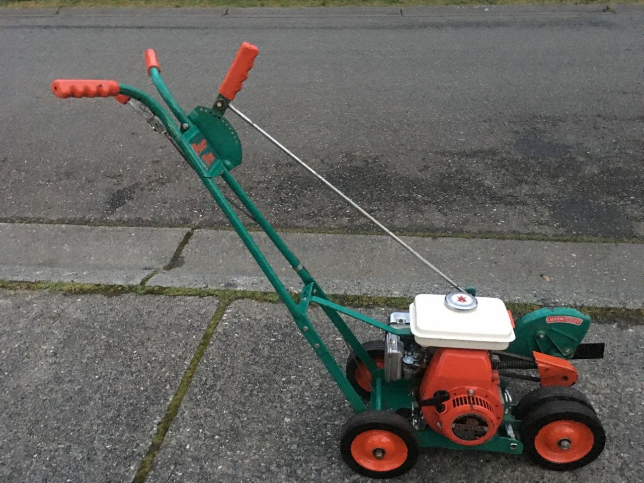 Power trim Lawn Pro Edger ,Honda Engine 2.2 HP With new blade, good