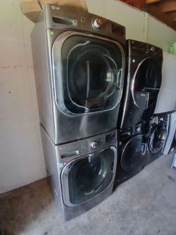 LG GREY GRAPHITE 5.3 CU FT SMART STEAM FRONT LOAD WASHER AND GAS DRYER SET  small blemish