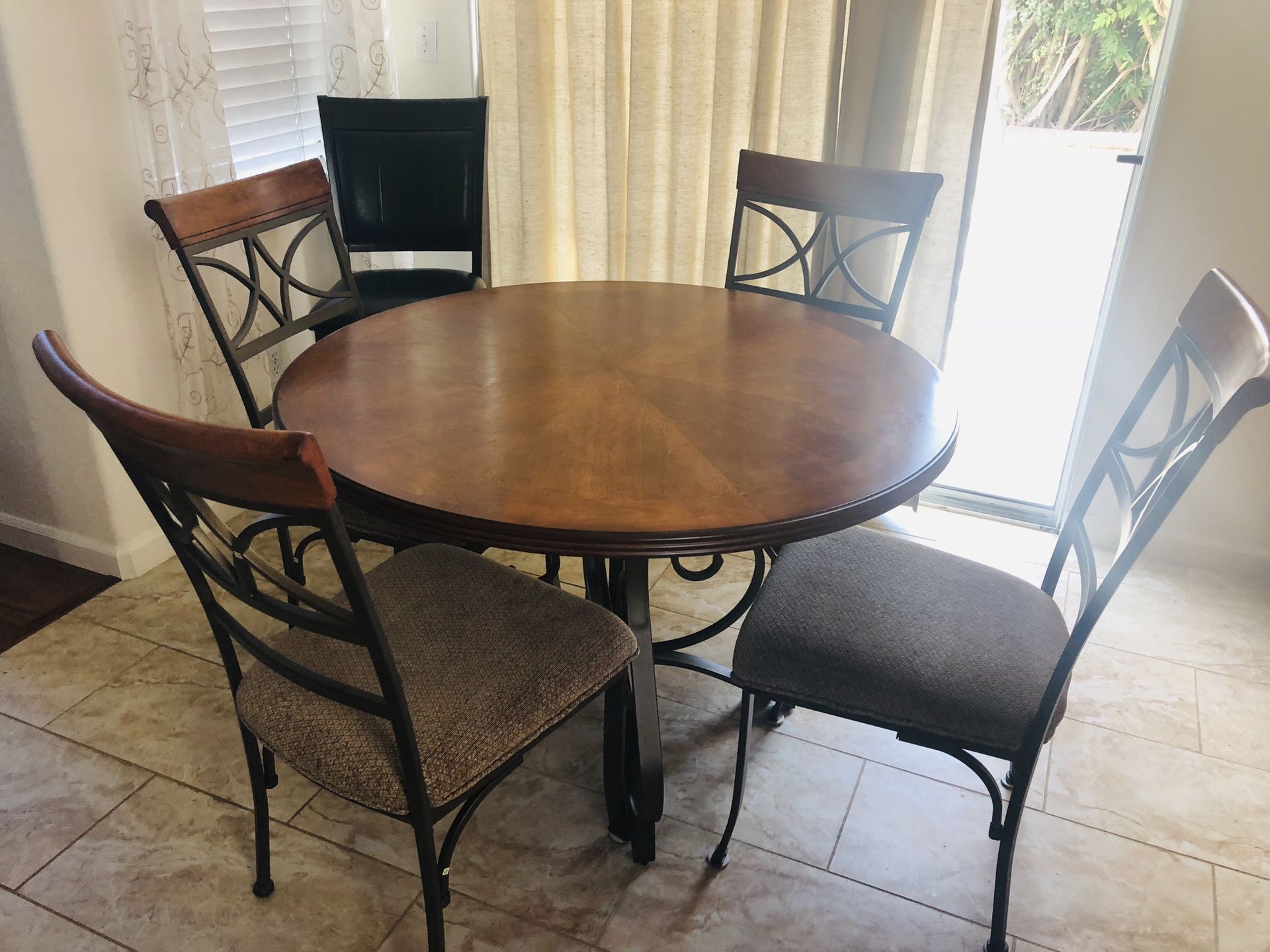 Perfect Kitchen Table for 4!! New condition!