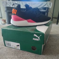 Women. 5.5 Puma Shoes 40 Each 