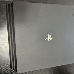 ps4 pro 1tb, 2 games & 2 controls 