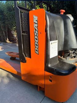 Doosan pallet jack